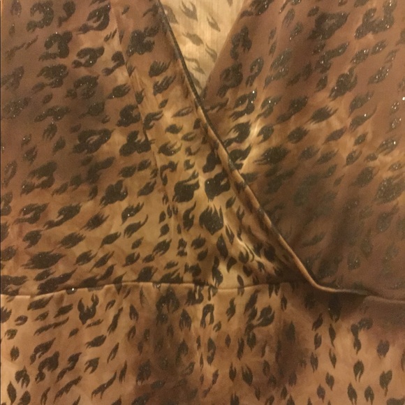 ORANGE USA ANIMAL PRINT SLEEVELESS V-NECK BLOUSE - Picture 3 of 6